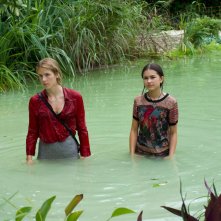 Emma e il giaguaro nero: Emily Bett Rickards e Lumi Pollack in una sequenza