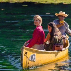 Emma e il giaguaro nero: Emily Bett Rickards e Lumi Pollack in una scena del film