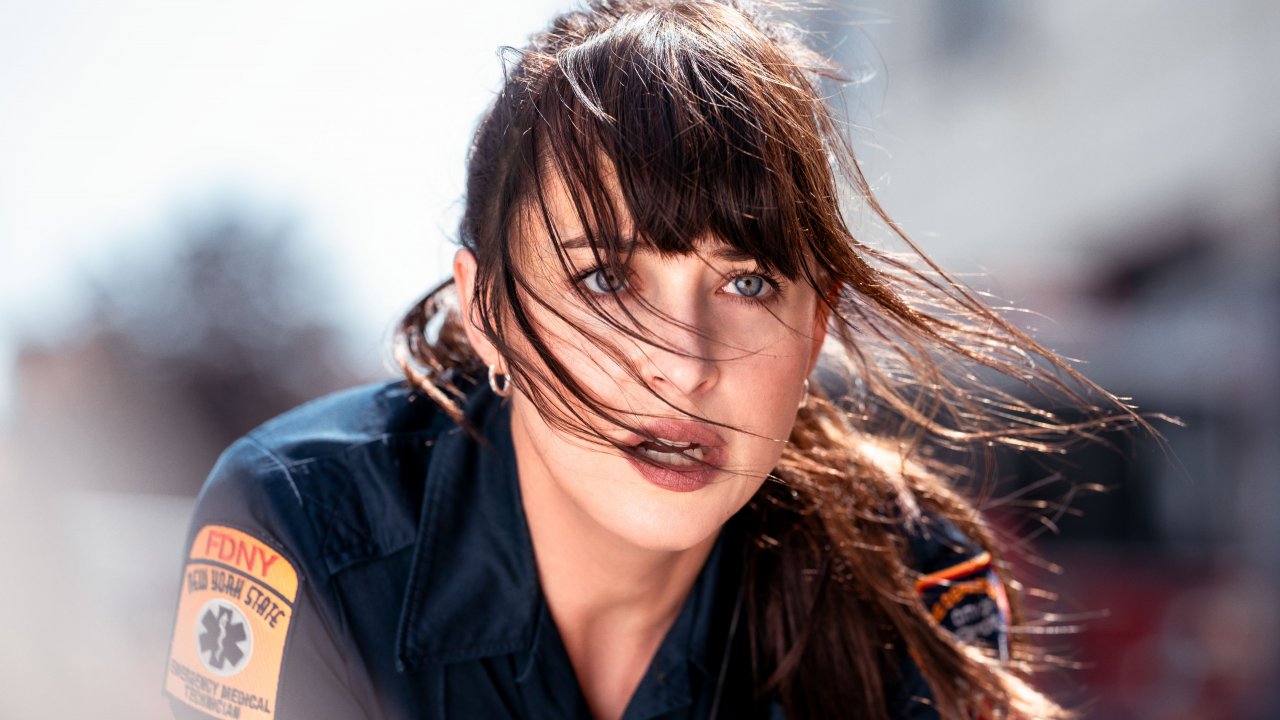 Dakota Johnson in una scena di Madame Web