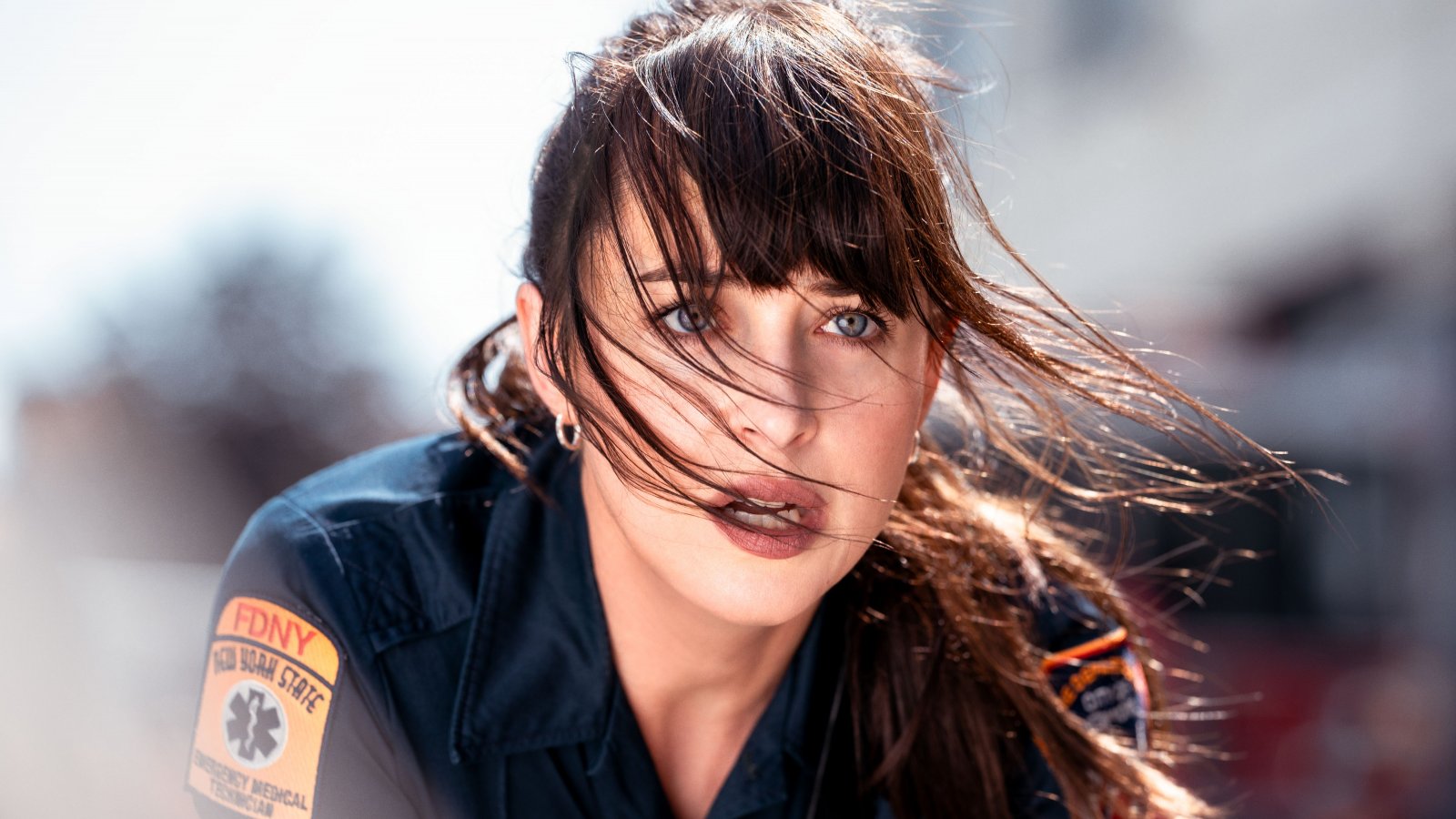 Dakota Johnson in una scena di Madame Web