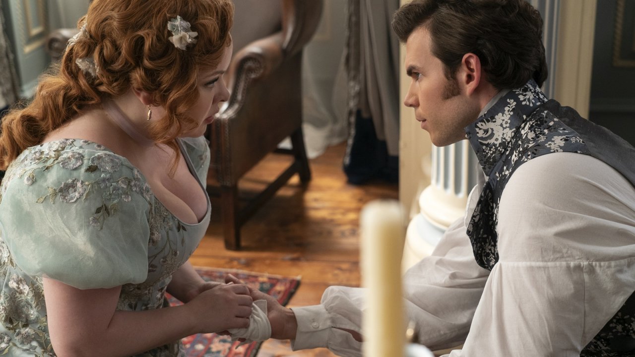 Nicola Coughlan e Luke Newton in Bridgerton 3