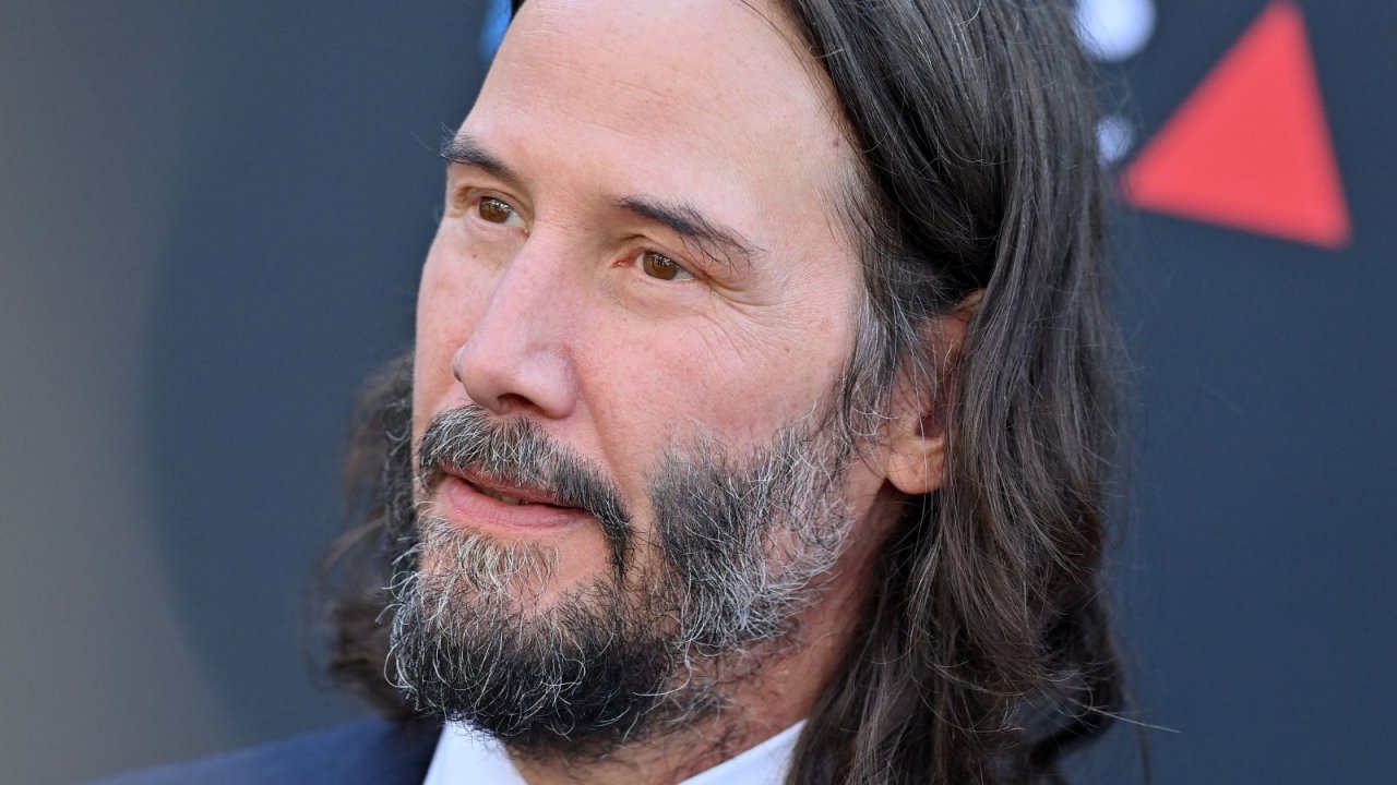 Keanu Reeves indossa ali d'angelo sul set losangelino della commedia Good Fortune