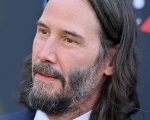 Keanu Reeves indossa ali d'angelo sul set losangelino della commedia Good Fortune