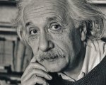 Einstein e la bomba, la recensione: l'implosione di un racconto umano