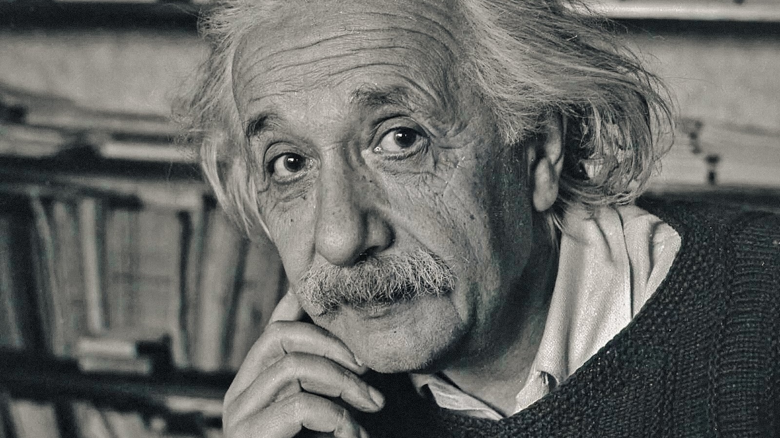 Einstein e la bomba, la recensione: l'implosione di un racconto umano