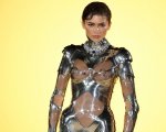 Zendaya stupisce i fotografi e i fan alla première di Dune: Parte Due con un look futuristico