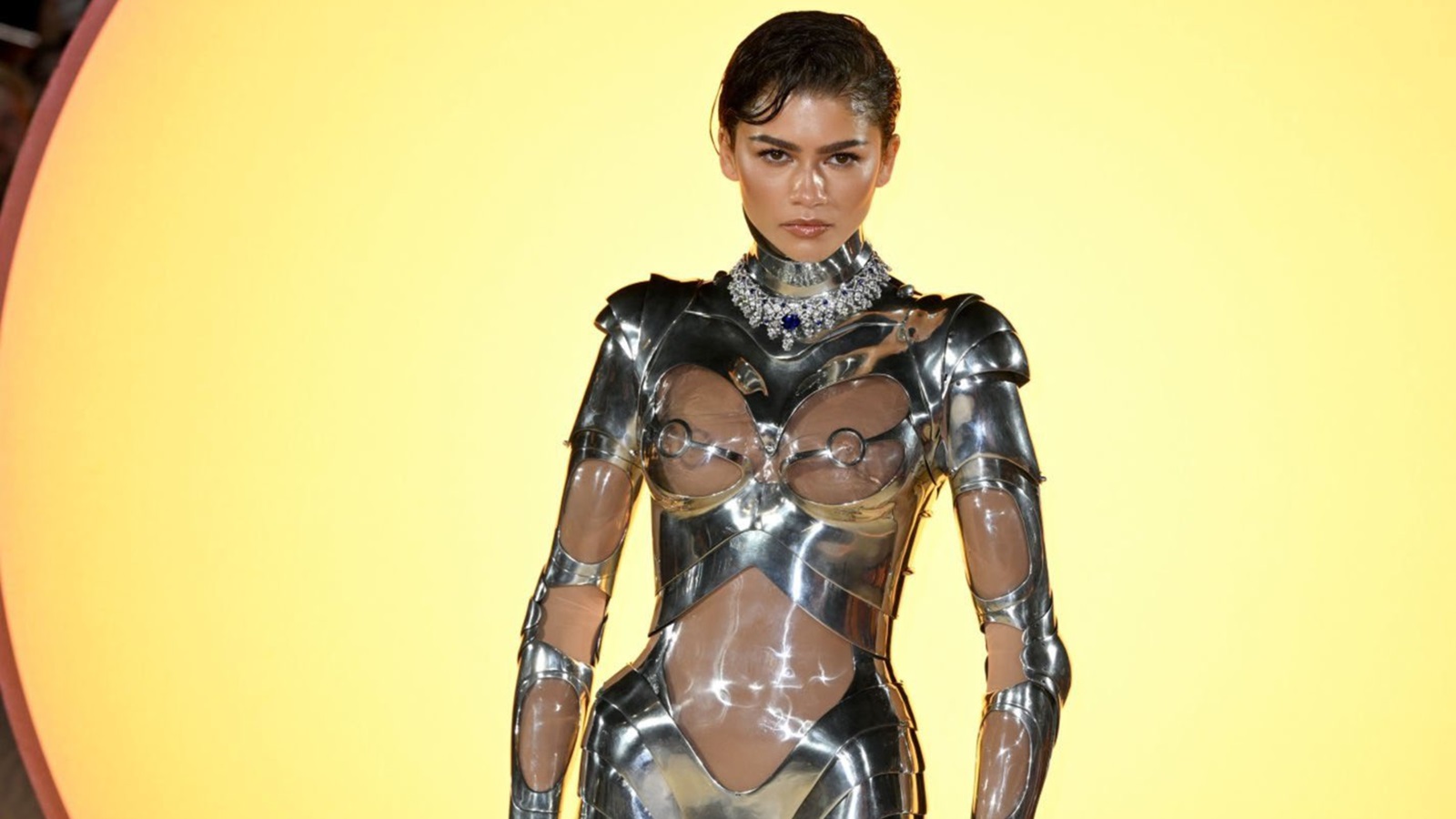 Zendaya stupisce i fotografi e i fan alla première di Dune: Parte Due con un look futuristico
