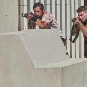 Land of Bad: Liam Hemsworth e Milo Ventimiglia in una scena del film