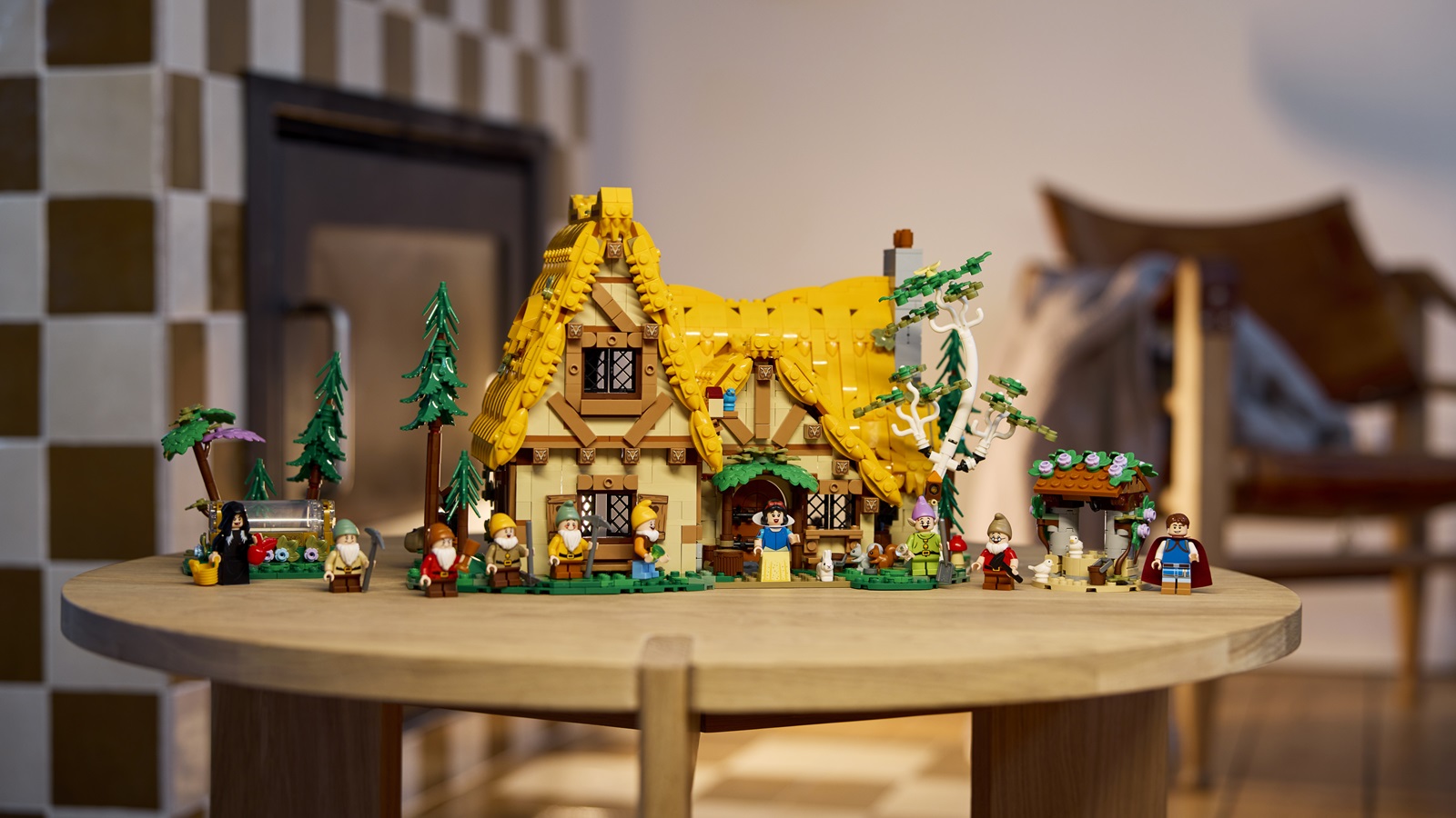 Biancaneve e i sette nani: LEGO svela le immagini del set che ricrea il cottage nella foresta