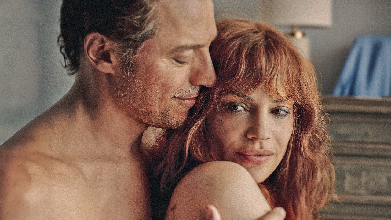 Un amore, recensione: l'idea di Stefano accorsi sull'amore