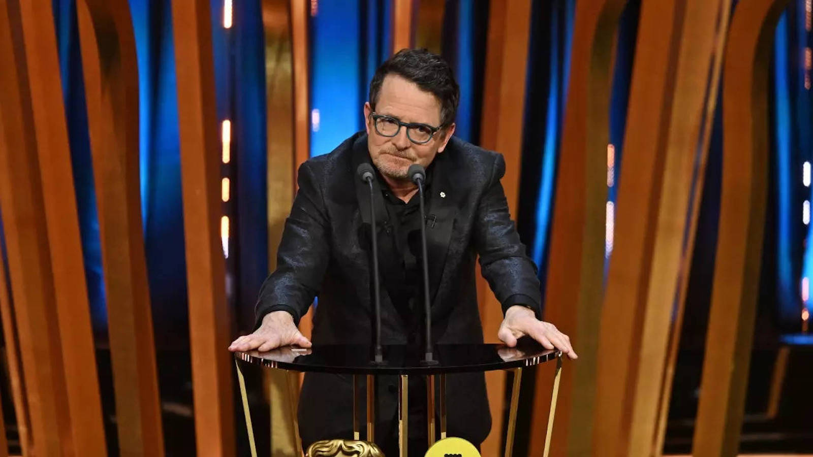 Michael J. Fox si alza dalla sedia a rotelle e commuove il pubblico dei BAFTA: 'Un film può cambiarti la vita'