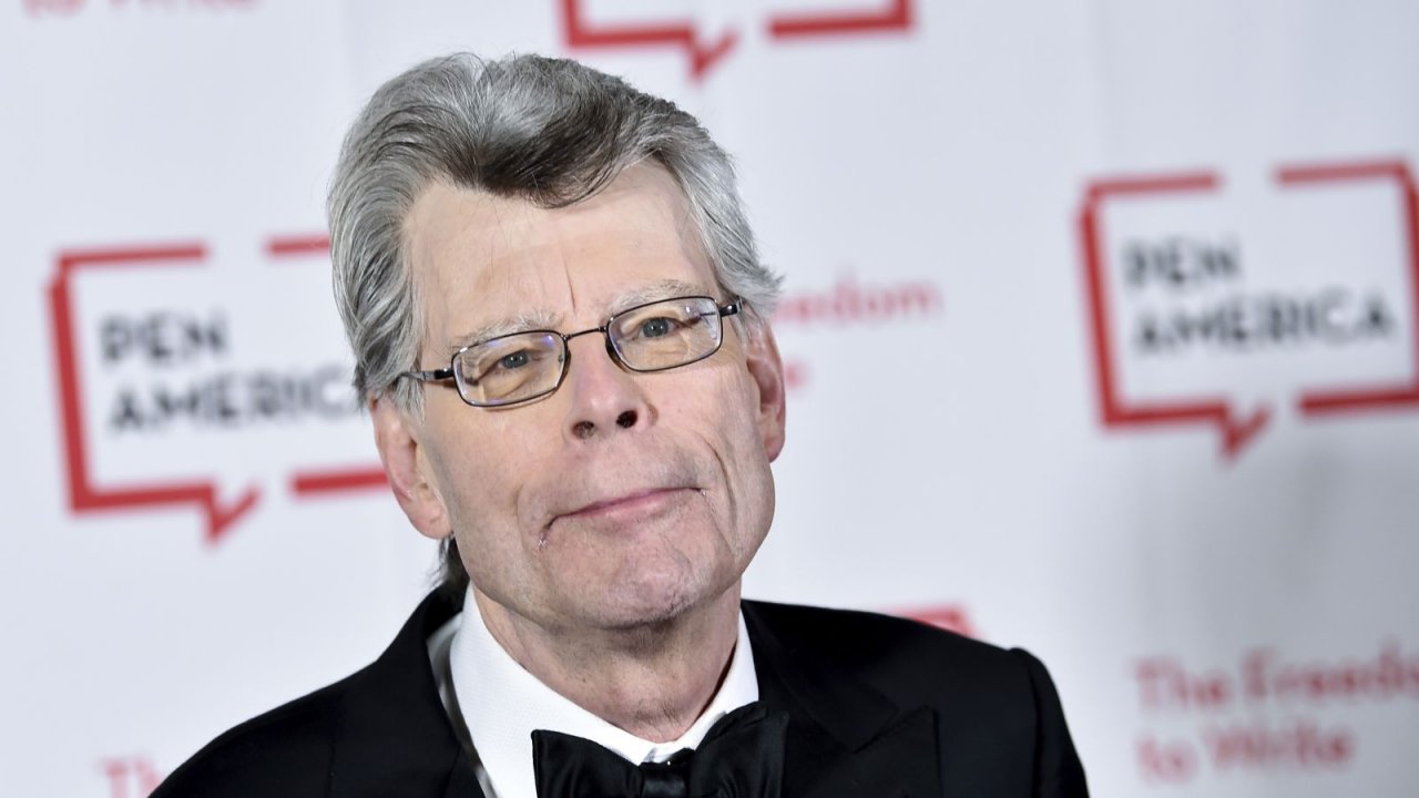 Stephen King continua a chiamare X Twitter, la reazione di Elon Musk non si fa attendere