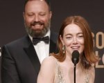 Emma Stone, dopo la serata dei Golden Globe 2024, ha imparato: 'Meglio evitare battute su Taylor Swift'