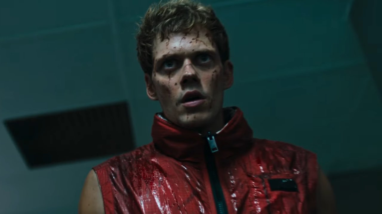 Boy Kills World: Bill Skarsgård in un nuovo trailer ricco d'azione