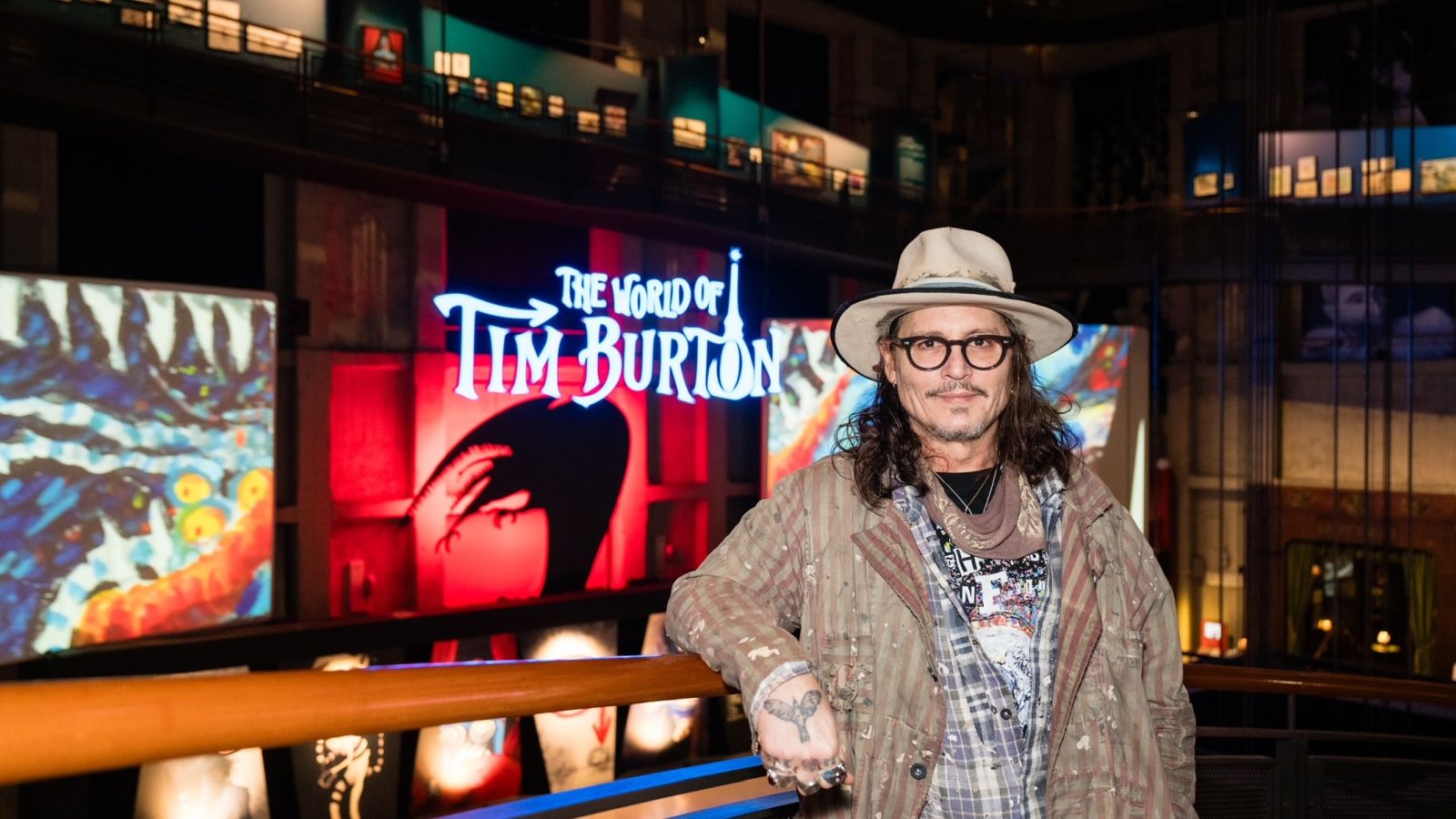 Johnny Depp in visita alla mostra di Tim Burton al Museo del Cinema di Torino (FOTO)