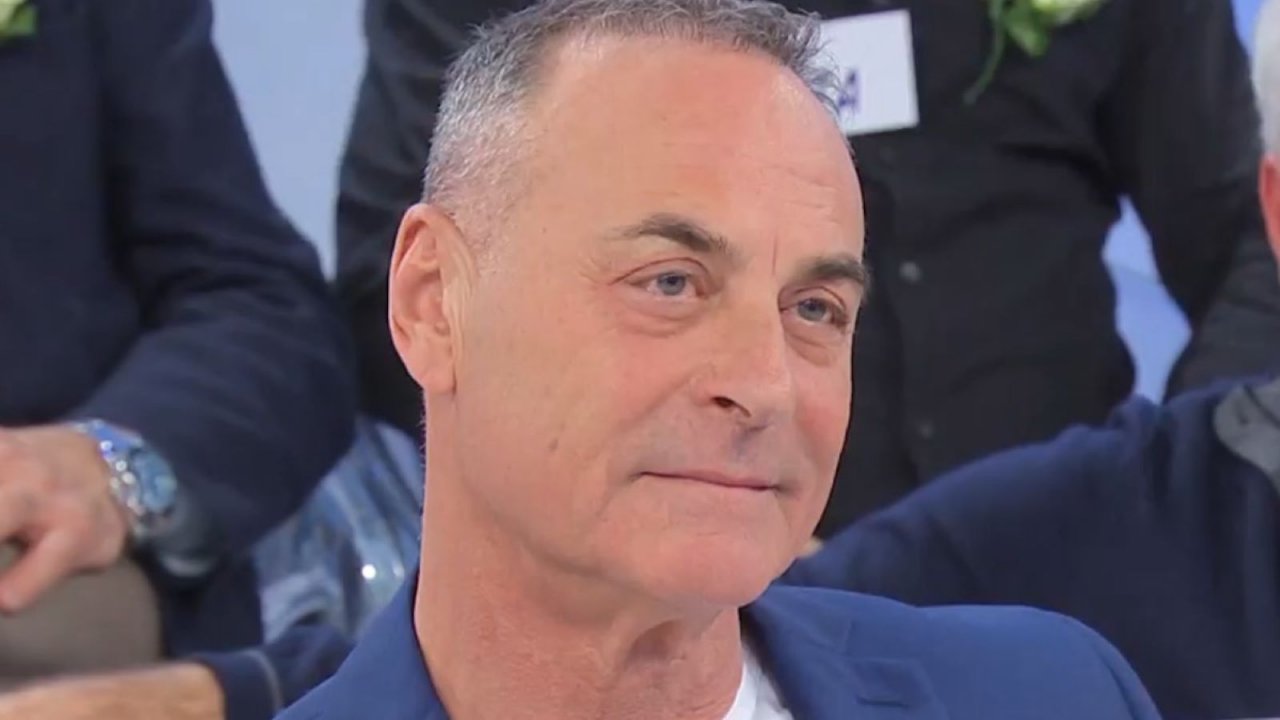 Uomini e donne: Maria De Filippi accompagna Orfeo Goldin alla porta: il cavaliere lascia il programma