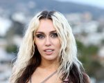 Drive-Away Dolls, Ethan Coen commenta il cameo di Miley Cyrus, alle prese sul set con dei 'peni finti'