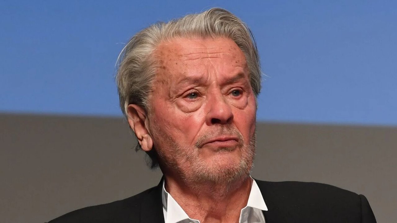 Alain Delon: la polizia ha sequestrato 72 armi da fuoco detenute illegalmente in casa sua