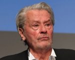 Alain Delon: la polizia ha sequestrato 72 armi da fuoco detenute illegalmente in casa sua