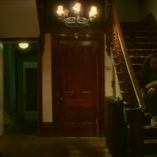 Code 8: Parte II, Robbie Amell e Sirena Gulamgaus in una scena del film