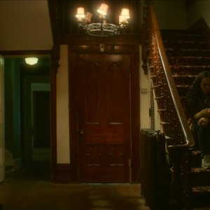 Code 8: Parte II, Robbie Amell e Sirena Gulamgaus in una scena del film