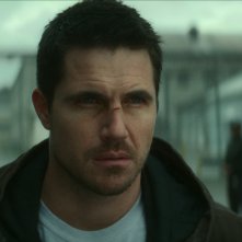 Code 8: Parte II, Robbie Amell in un primo piano