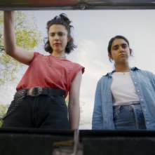 Drive Away Dolls: Geraldine Viswanathan, Margaret Qualley in una scena del film