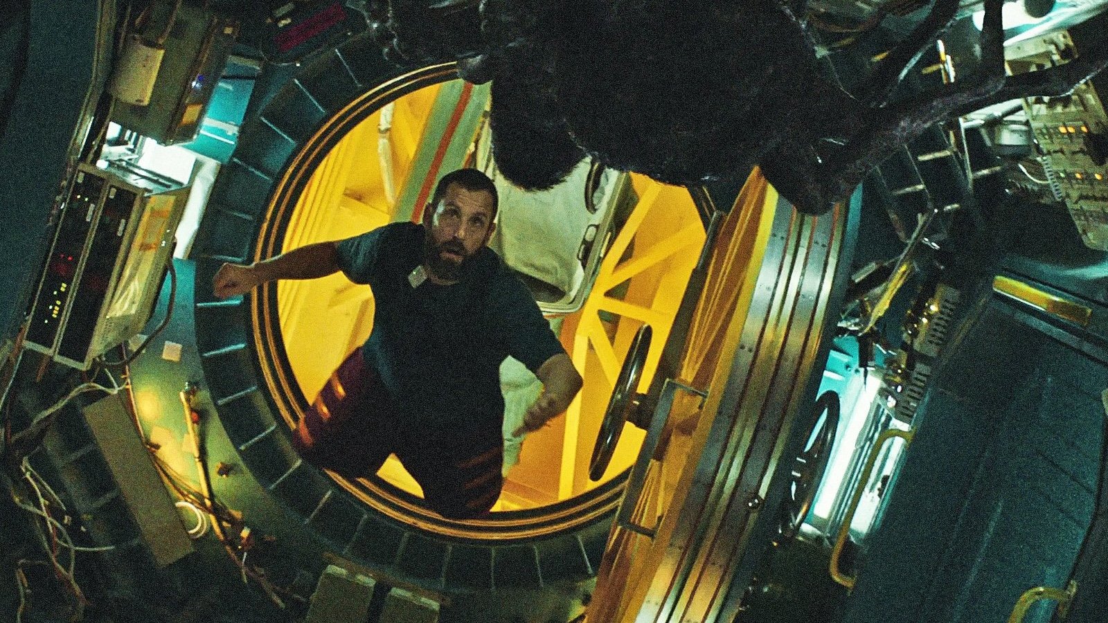 Spaceman, Adam Sandler sul suo ruolo più serio: 'Il regista non voleva che sembrassi me stesso'