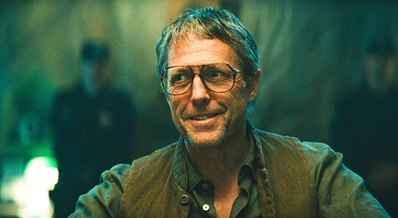 Primo piano di Hugh Grant in The Regime