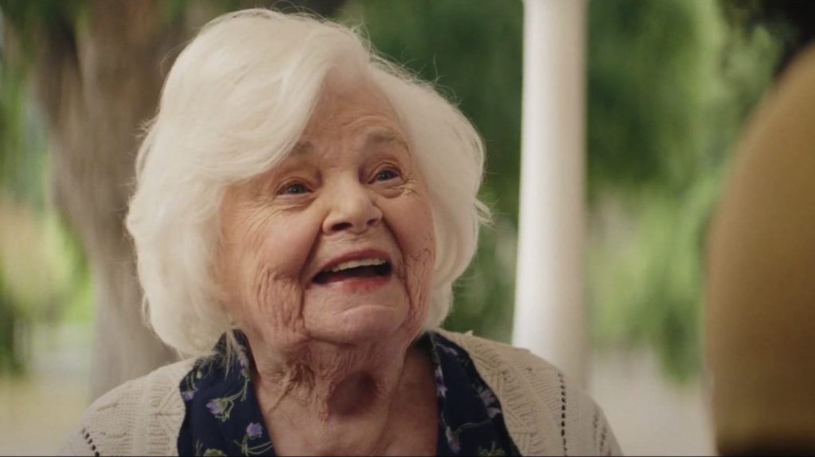 Non dite a mamma che la babysitter è morta: la 94enne June Squibb nel trailer del remake