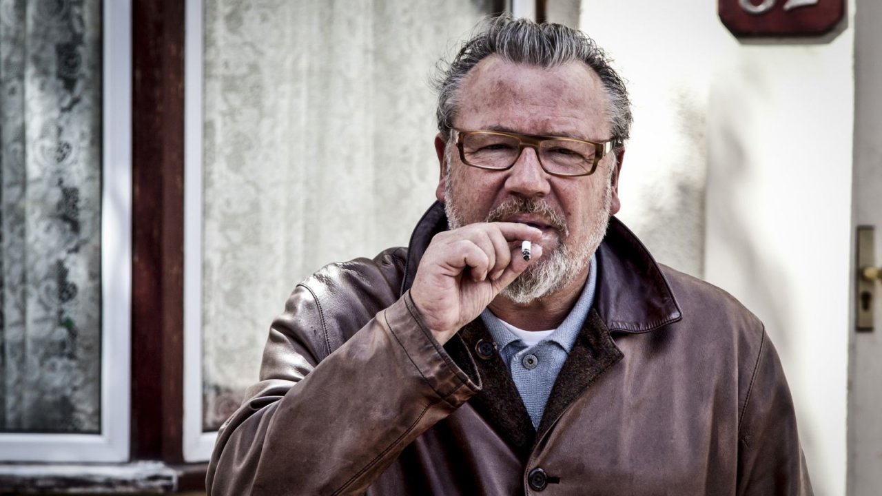 Black Widow, Ray Winstone contro i reshoots Marvel: 'Come un calcio nelle palle'