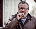 Black Widow, Ray Winstone contro i reshoots Marvel: 'Come un calcio nelle palle'