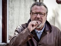 Black Widow, Ray Winstone contro i reshoots Marvel: 'Come un calcio nelle palle'