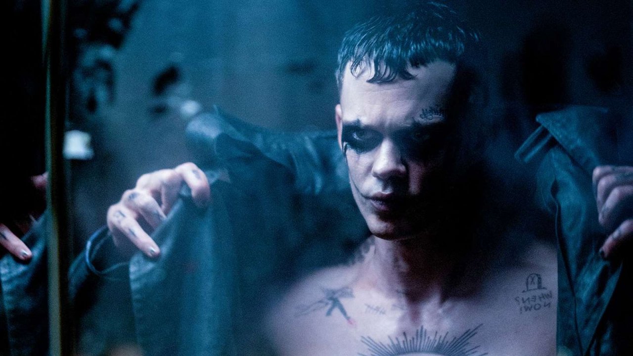 Il corvo, la reazione dei fan alle foto del remake: 'Bill Skarsgård sembra il Joker di Jared Leto'