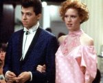Bella in rosa, Molly Ringwald vide l'abito del ballo e pianse: 'Nessuno può star bene con quella roba indosso'