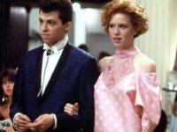 Bella in rosa, Molly Ringwald vide l'abito del ballo e pianse: 'Nessuno può star bene con quella roba indosso'