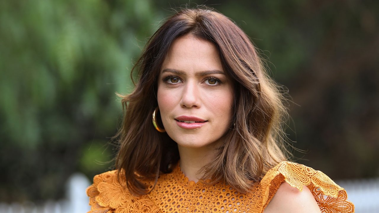 One Tree Hill, Bethany Joy Lenz racconta i suoi dieci anni in una setta nel memoir Dinner for Vampires