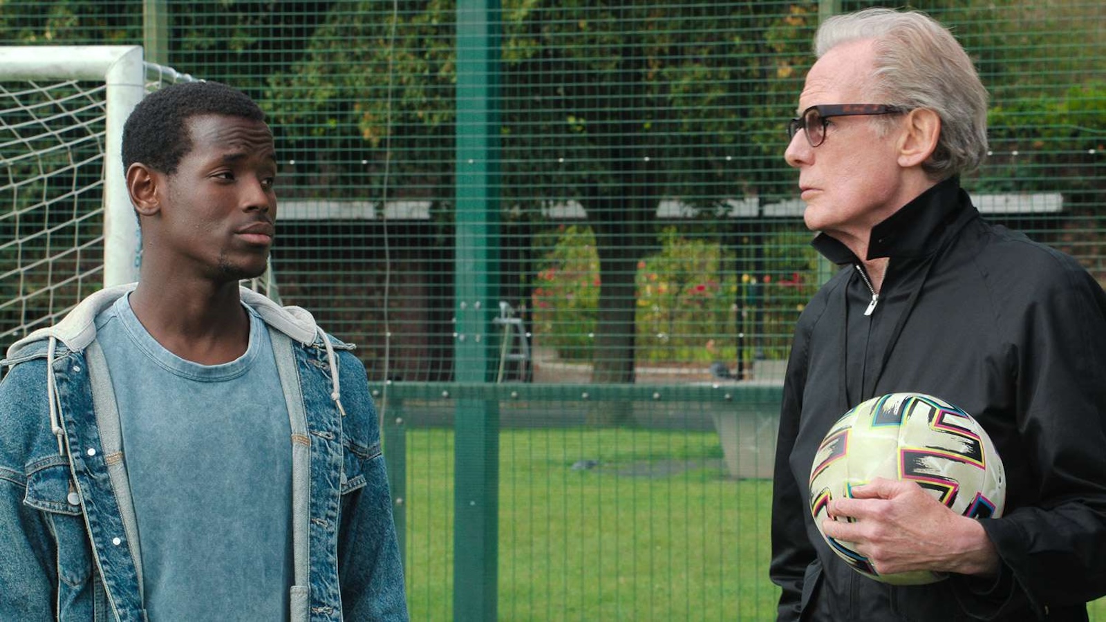 The Beautiful Game: Bill Nighy allenatore di calcio nel trailer del film Netflix