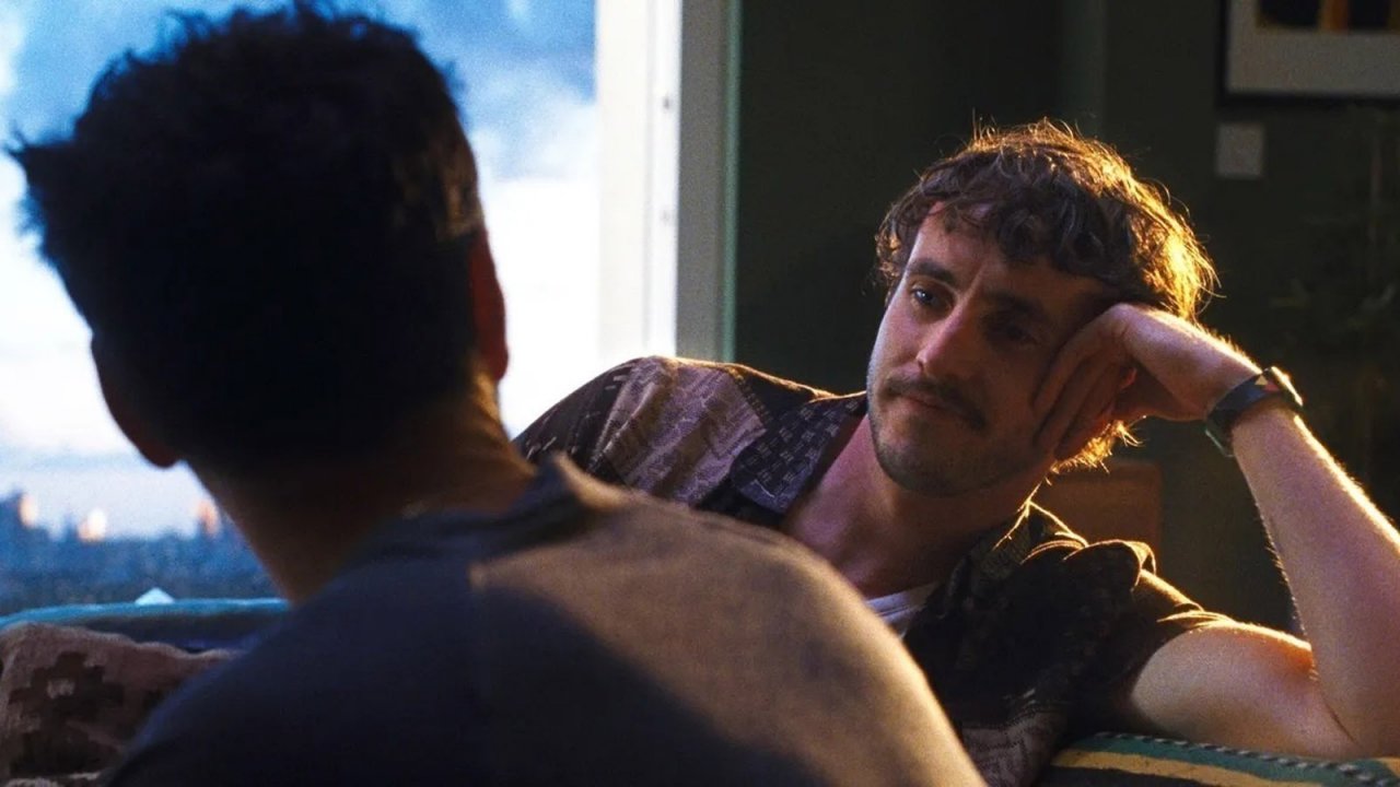 Un momento affettuoso tra Andrew Scott e Paul Mescal in Estranei