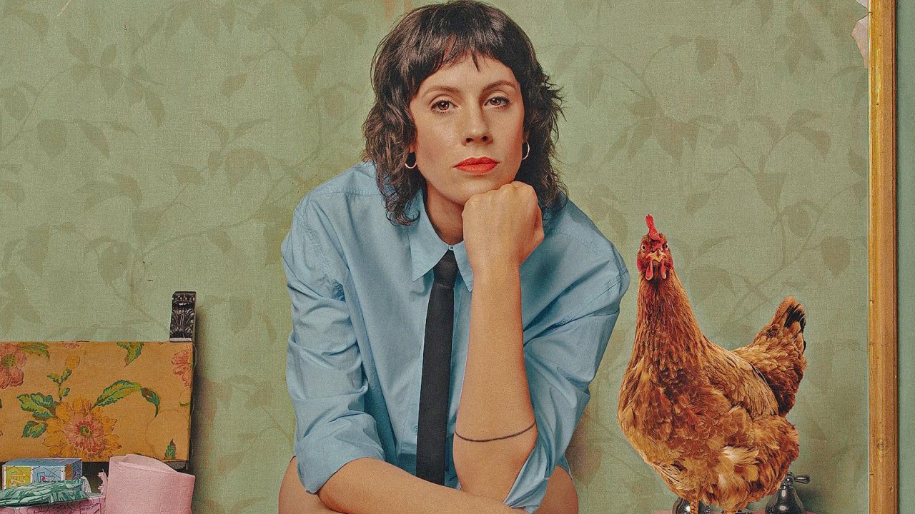 Antonia, la recensione: galline e autoironia per raccontare il dramma dell’endometriosi