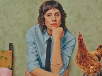 Antonia, la recensione: galline e autoironia per raccontare il dramma dell'endometriosi