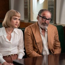 Morte e Altri Dettagli: i protagonisti in una scena