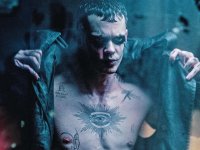 Il Corvo 'trap' di Bill Skarsgard, una visione audace per le nuove generazioni (che ovviamente fa discutere)