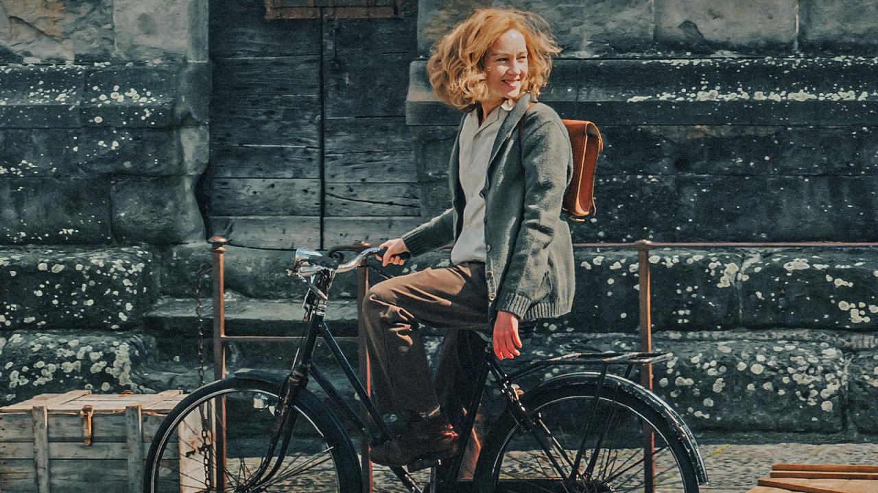 Margherita delle stelle, la recensione: Cristiana Capotondi, Margherita Hack e un incerto film tv