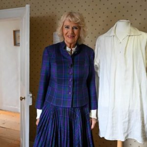 Orgoglio e pregiudizio: Camilla Parker-Bowles in visita alla mostra sull'Era Regency con la camicia di Colin Firth