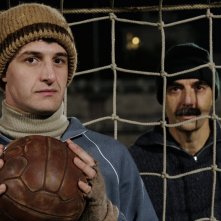 Zamora: Neri Marcorè e Alberto Paradossi vicino alla porta di calcio