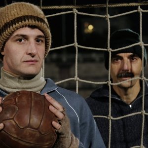 Zamora: Neri Marcorè e Alberto Paradossi vicino alla porta di calcio