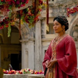 Damsel: Angela Bassett in una scena