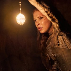 Damsel: Millie Bobby Brown in una scena tratta dal film