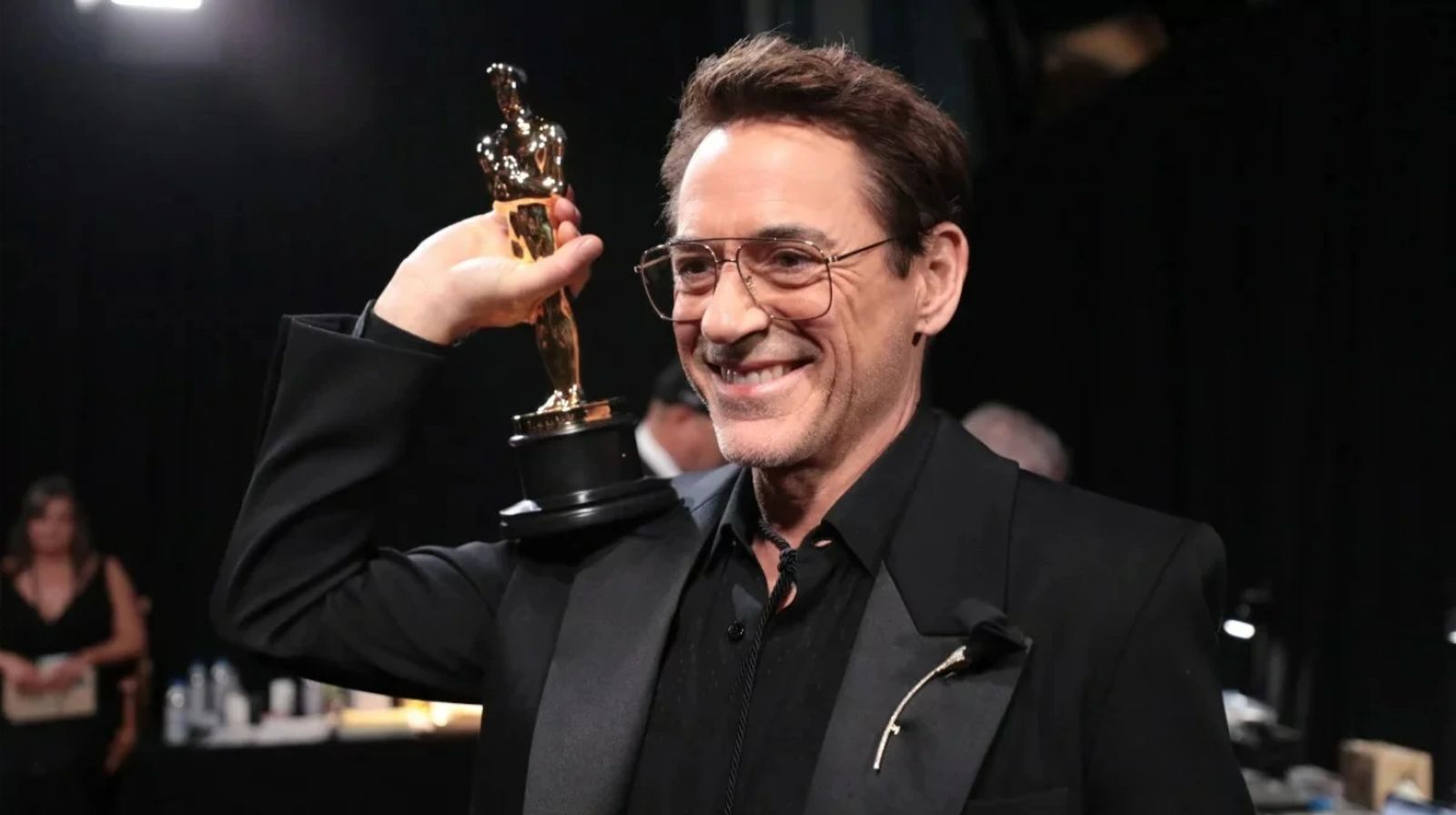 Robert Downey Jr.: Gwyneth Paltrow esplode di gioia per l'Oscar dell'amico mentre è dal parrucchiere